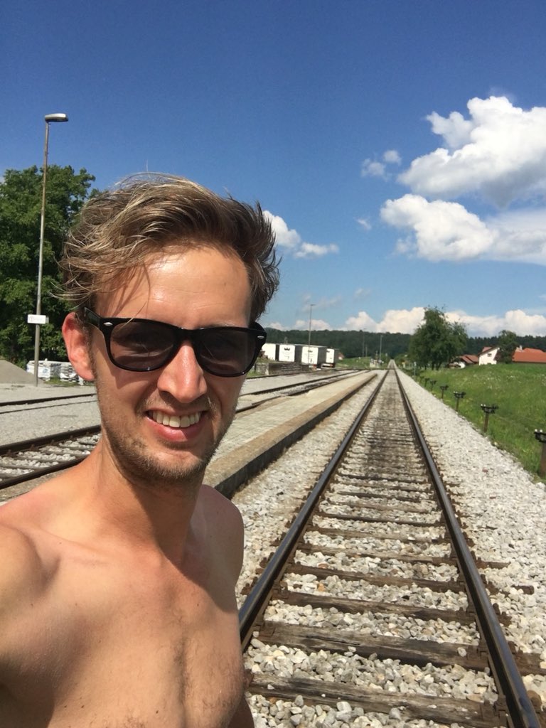 VCarbage's tweet photo. Jullie denken toch niet dat we dat hele eind naar huis toe rijden? Hop, auto afgezet voor transport, wandeling door de natuur, op de trein en de stad in! #carbagerun #autokapot #eurotek #wemadeit https://t.co/8JboZDjRTV