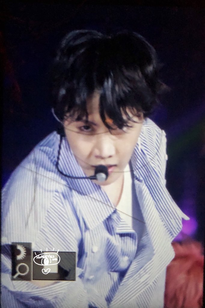 bangtan_huyen's tweet photo. #BTSxSuperConcert
tui đợi mic rớt rồi cho tim nó rớt luôn một thể 💦💦
#KCAMMexico #ARMY @BTS_twt https://t.co/BZhSOd1ao1