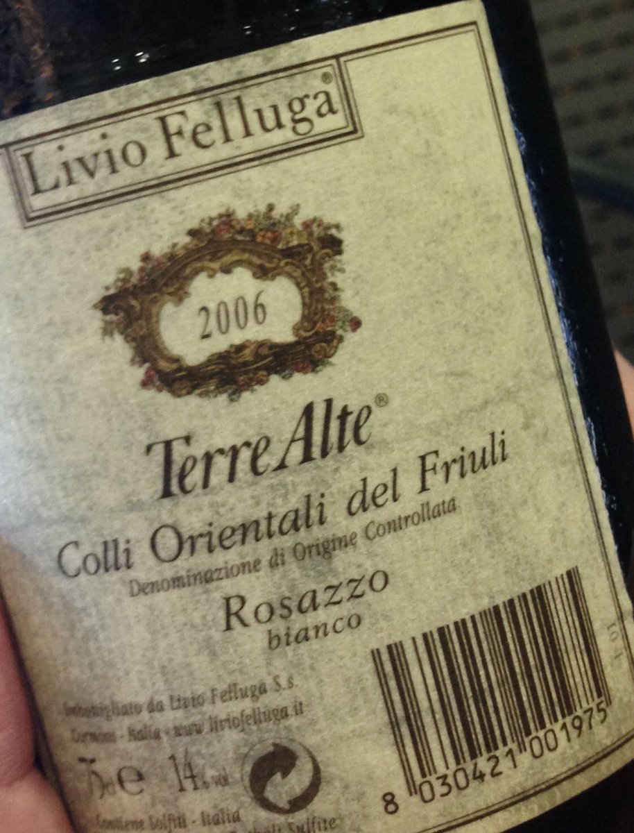 Bella evoluzione dai cenni affumicati e di pietra focaia nei profumi del #TerreAlte 2006 by <a href="/LivioFellugaCo/">Livio Felluga</a> che svela anche note di pompelmo e mandarino candito a rifinire un gusto profondo, sapido e grintoso