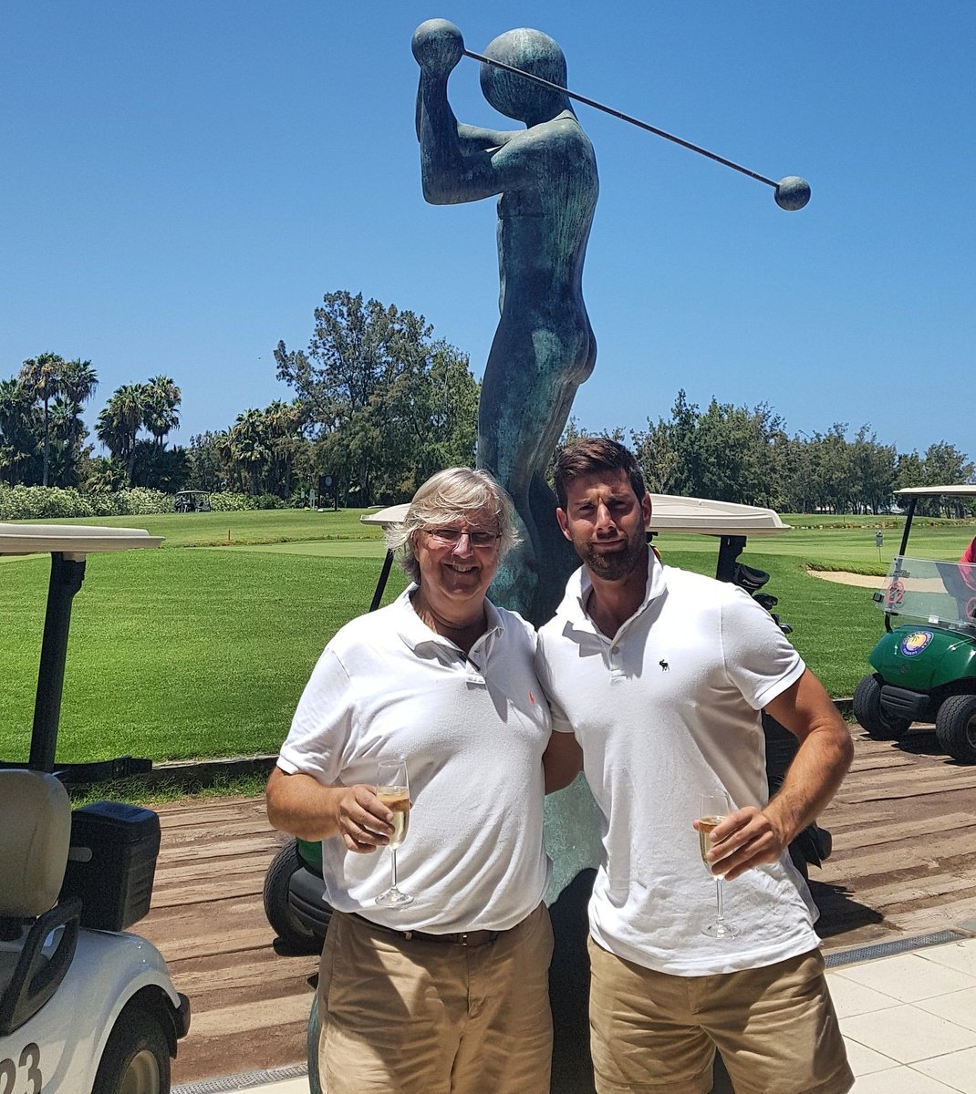 ☆ Hazaña de la jornada 
#TorneoGolfEVC #holeinone Espectacular HOYO EN UNO de Guillermo Moreno Fragoso en el 11 • Si llega a lograrlo en el hoyo 8 <a href="/Omega/">Omega</a> o en el 13 <a href="/Audi/">Audi USA</a>
Q5 se hubiera embolsado un premio de bandera #TorneoVillaCortes #golflasamericas #tenerifegolf #hoyoenuno