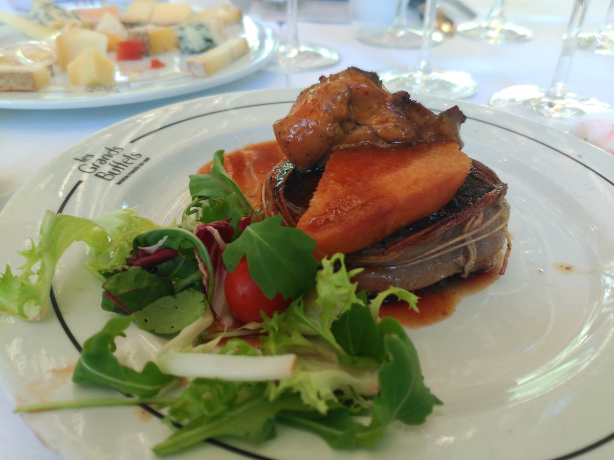 viajemochileros's tweet photo. Deliciosas #delicatessen en @GrandsBuffets: coquille à la llard, tournedó con foie y una selección de quesos. Nos ha encantado 😍 #Narbonne https://t.co/ao982wYFFT