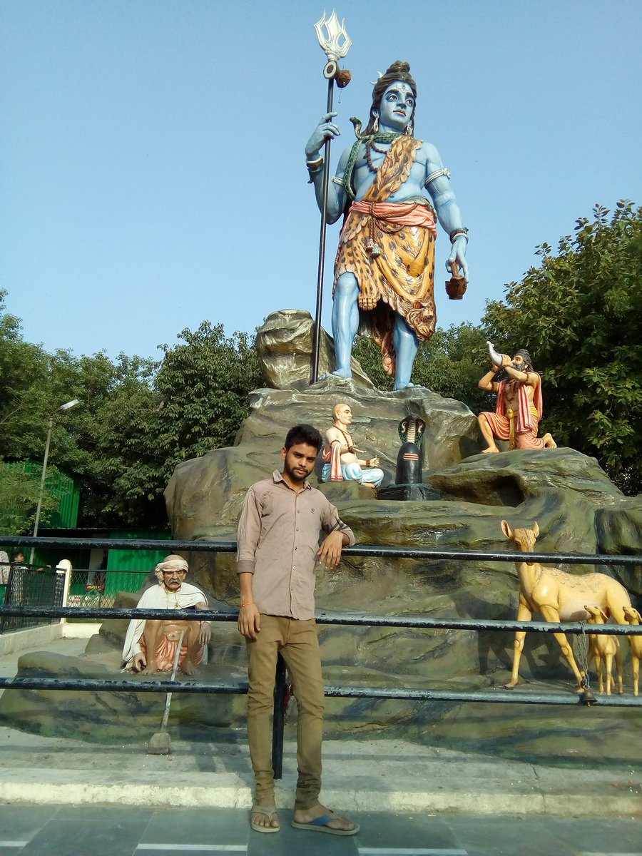 Surendr11526798's tweet photo. *"कुत्तो" की #_बढी तादाद से..* *"शेर" मरा नही करते..* *और "#_महाकाल" के दिवाने..* *किसी के "बाप" से ड़रा नही करते..* Jai #_Mahakaal (.🙏🏻🙏🏻.) https://t.co/8EM23xwypy