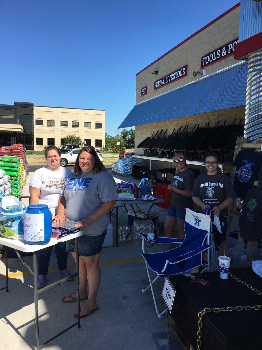 DannyOsborne56's tweet image. Come visit the Tractor Supply in Carrollton today from 10-4 and have a hot dog and drink on @CarrollSchoolsK FFA. Good food, good friends, good family. @mwright3488 #ItsAGreatDayToBeAPanther #CCStrong