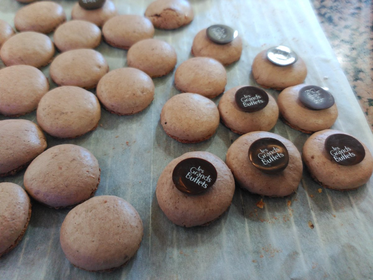 viajemochileros's tweet photo. Además de probar la gastronomía de @GrandsBuffets hemos visitado la cocina y colaborado en la elaboración de #macarons en un taller con los chefs de pastelería #top #RenfeSNCF #lesgrandsbuffets https://t.co/1OrH80ZQ07