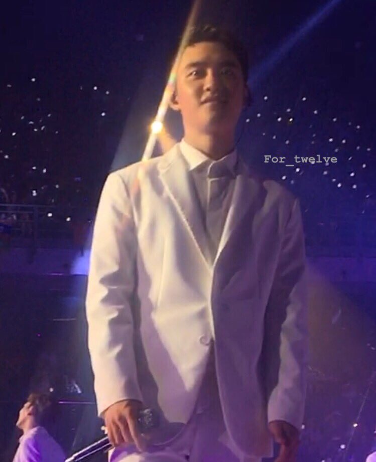 capribois's tweet photo. Kyungsoo saw my dumb sign and he smiled !! 😭✨💕🙏🏽 #ElyXiOinMalaysia https://t.co/f8x83Z1u1T