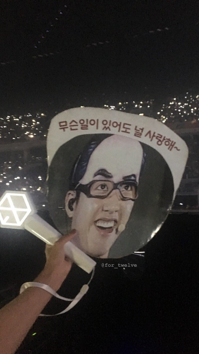 capribois's tweet photo. Kyungsoo saw my dumb sign and he smiled !! 😭✨💕🙏🏽 #ElyXiOinMalaysia https://t.co/f8x83Z1u1T