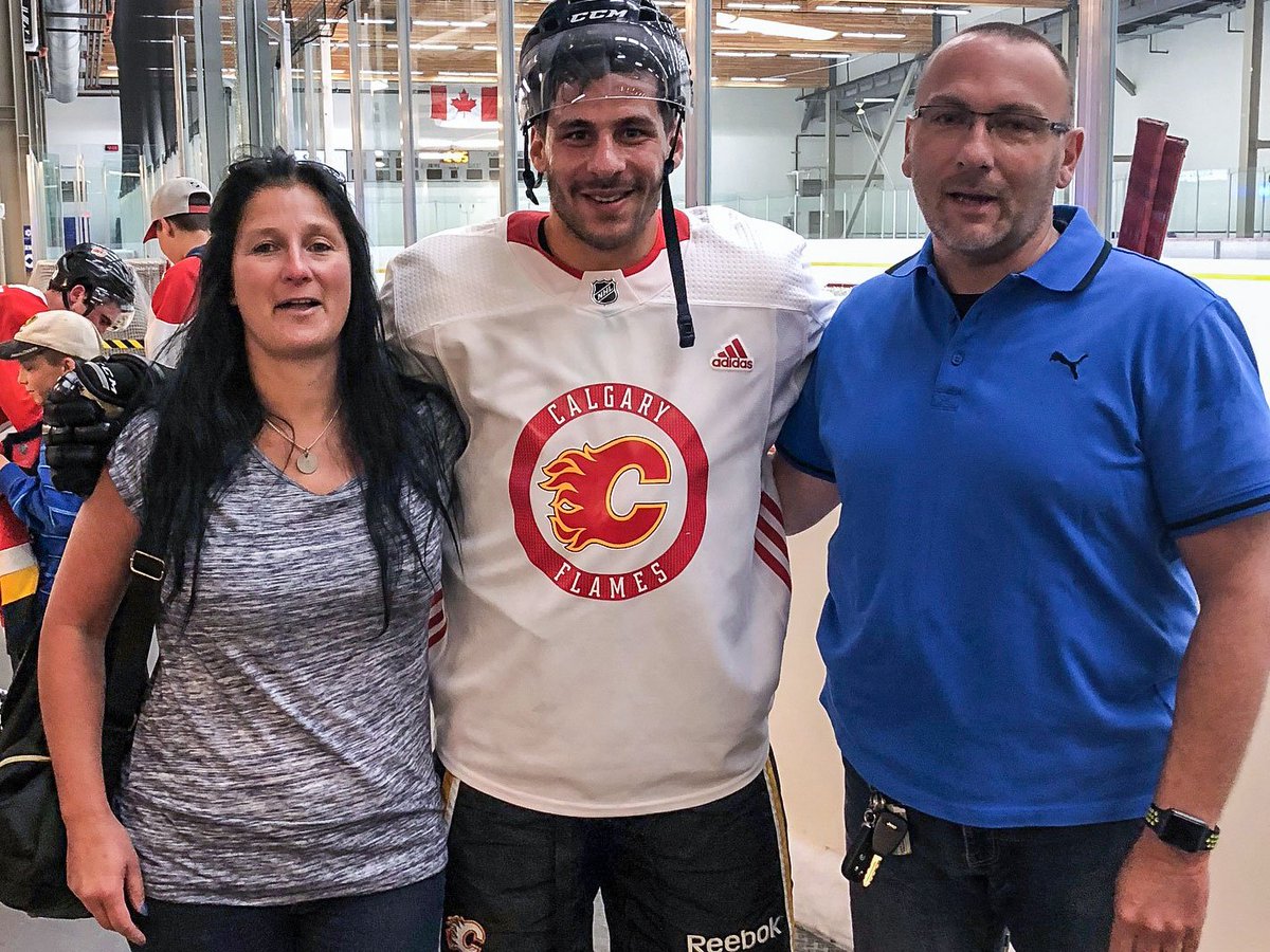 yasin_ehliz42's tweet photo. What a special welcome! Some Nuremberg natives living in Calgary visited me at #FlamesDevCamp 🇩🇪😍 @Flames #NHL #Flames #ye42 https://t.co/CDTvK8lRLm