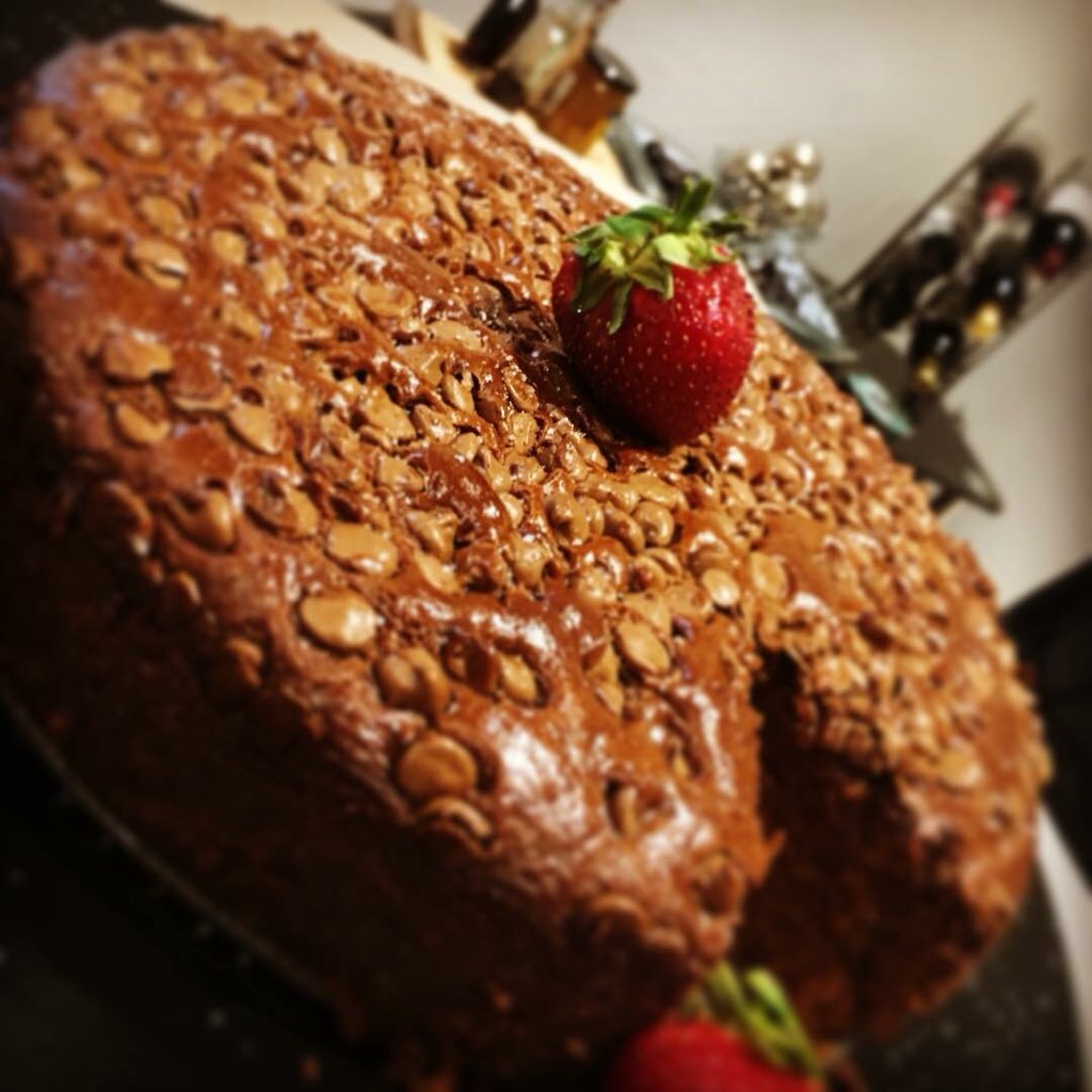#weekendindulgence #veganrecipes #chocolatechipcake #strawberries #caramel #vegancake #dessert #summer #sweets #yummy #bakingacake #bijnasbaking