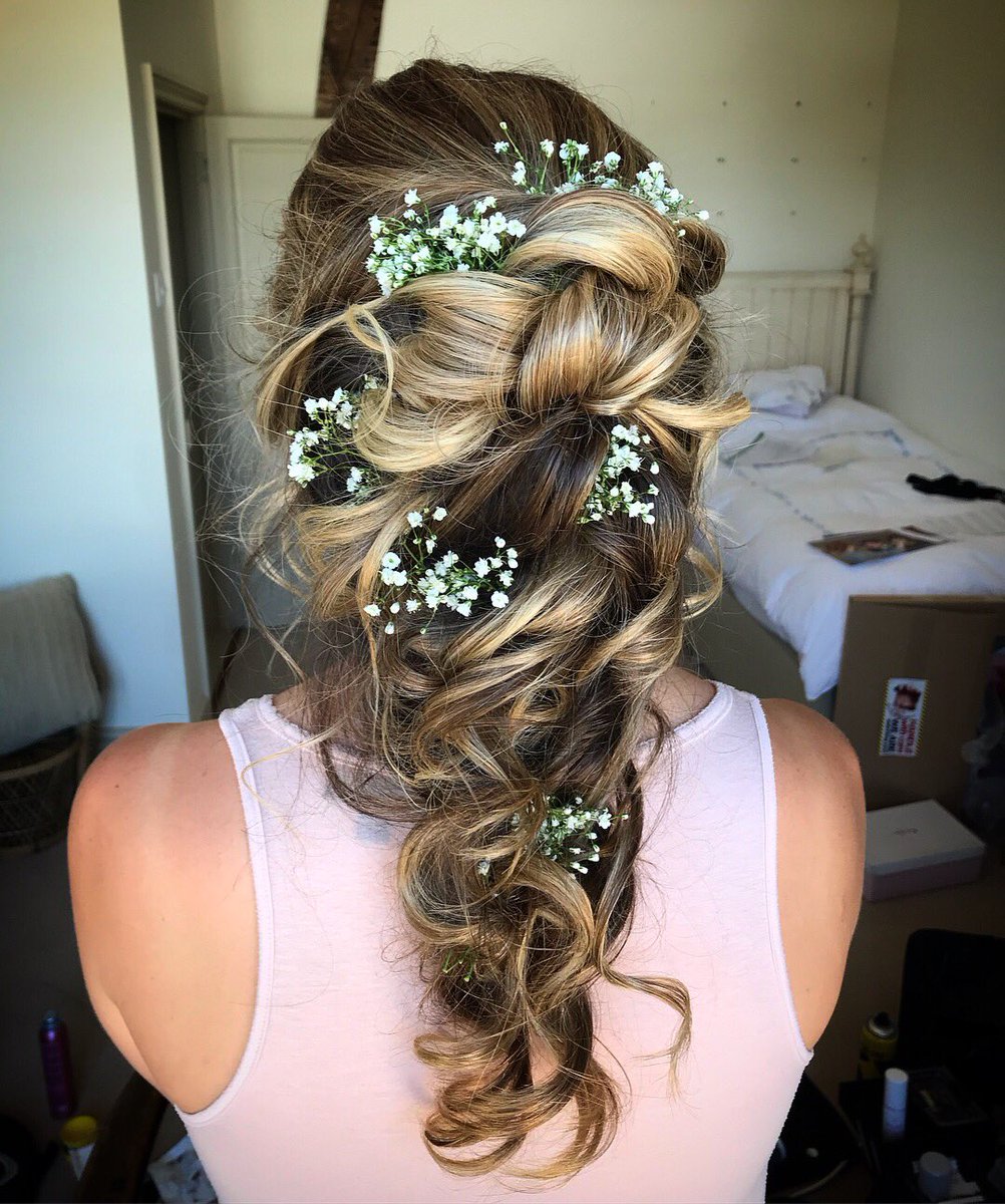 makeupwithdren's tweet photo. Hair by me 💕 #hairstyles @Hairstyles4Us @besthairystyle @besthairstyl #besthairstyles #updo #weddinghair #WeddingHour #hairflowers xx https://t.co/wPxOiaZHrQ