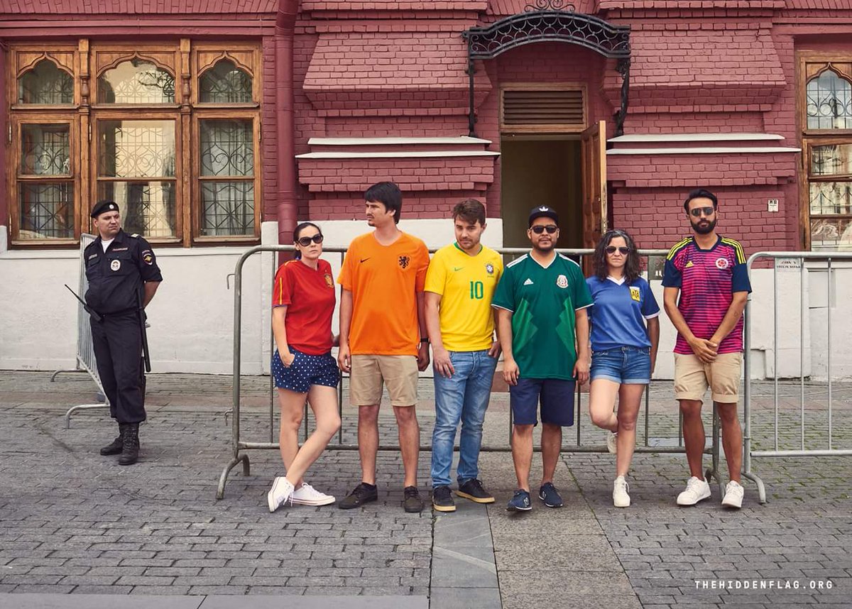 MarchaLGBTCDMX's tweet photo. La campaña #HiddenFlag (Bandera Escondida) ha llevado a seis activistas de seis países distintos hasta Rusia, de esa manera han denunciado, a nivel mundial, la persecución que sufre la población LGBT. https://t.co/f18Z4c2SF7
