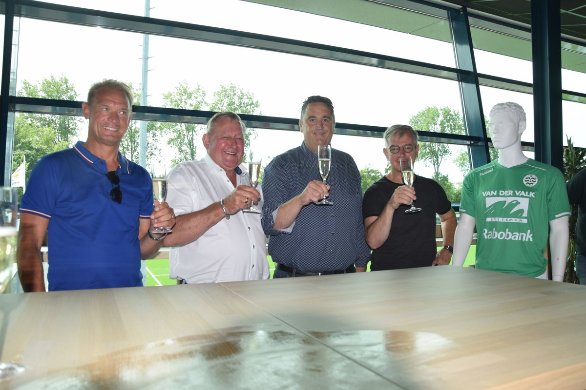 Westlandia's tweet photo. Vanmiddag is het nieuwe shirt van Westlandia Zon-1 en Zat-1 onthuld. Westlandia is er trots op dat van der Valk Systemen en Rabobank de komende jaren als hoofdsponsors op het shirt staan. Hans van der Valk en Ruud van der Vliet hebben dit vanmiddag officieel bekrachtigd. https://t.co/7C28bkzgAj