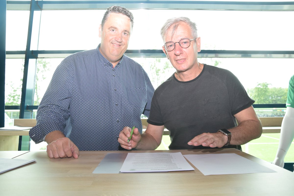 Westlandia's tweet photo. Vanmiddag is het nieuwe shirt van Westlandia Zon-1 en Zat-1 onthuld. Westlandia is er trots op dat van der Valk Systemen en Rabobank de komende jaren als hoofdsponsors op het shirt staan. Hans van der Valk en Ruud van der Vliet hebben dit vanmiddag officieel bekrachtigd. https://t.co/7C28bkzgAj