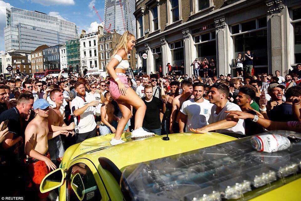 ramblingmedic01's tweet photo. The image of a pathetic and disgraceful excuse of a human being damaging a #londonambulance RRV this afternoon following the #EnglandvSweden match https://t.co/1URJf23vMF