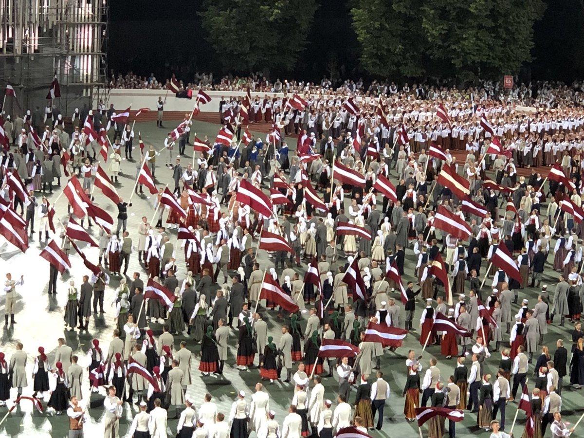 GuntarsRacs's tweet photo. Kāds teicis, ka Latvijai esot maza armija. Muļķības. Lūk, viņa. Neuzvarama. #DziesmuSvētki #DejuSvētki #LV100 #DzSv #MārasZeme https://t.co/CozUkJEPwx
