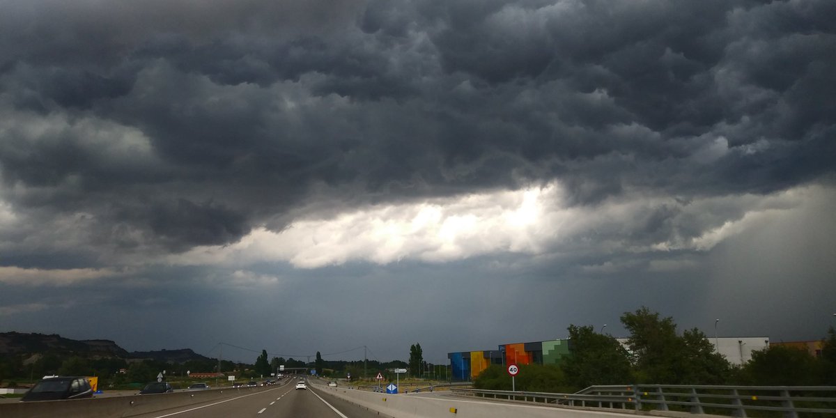 Espectaculars núvols de tempesta a Osona #Tona .@TomasMolinaB #SeVaAverUnFoyon