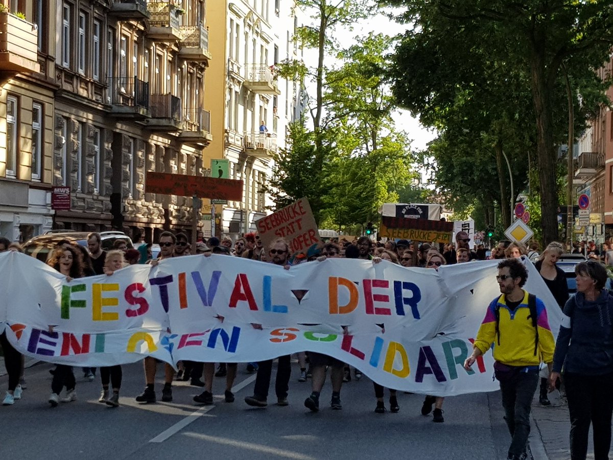 G20Demo's tweet image. Der #G20 Demorave für #Grenzenlose #Solidarität läuft mit 3000 durch St. Pauli. Entlassung von #Dudde und @AndyGrote! Keine neuen Polizeigesetze! Gegen das Sterben im Mittelmeer! #seebruecke #nog20