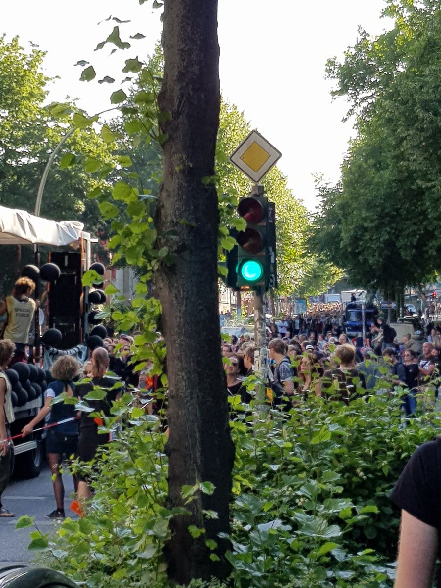 G20Demo's tweet image. Der #G20 Demorave für #Grenzenlose #Solidarität läuft mit 3000 durch St. Pauli. Entlassung von #Dudde und @AndyGrote! Keine neuen Polizeigesetze! Gegen das Sterben im Mittelmeer! #seebruecke #nog20