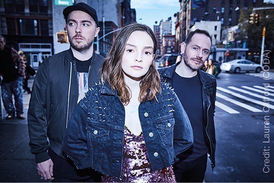via instagram.com/p/Bk7-yDwAf-Y/: Mit ihrem dritten Album „Love Is Dead“ feierten CHVRCHES weltweite Erfolge, in Amerika ging das Werk beispielsweise mühelos auf die Nummer-1-Position. Am 11. Juli präsentiert das Trio die neuen Songs beim Ahoi! The Full Hit Of Summer Festival an …