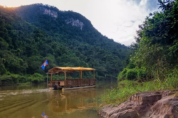 cahal_pech's tweet photo. In for a truly unique experience? Try the Waterfall Pontoon Tour here in Cayo! Complete with a BBQ on board...Jungle Adventures in Belize https://t.co/oSoo10suP3 

#waterfall #pontoon #CahalPechVillageResort https://t.co/CVBBR31ILg