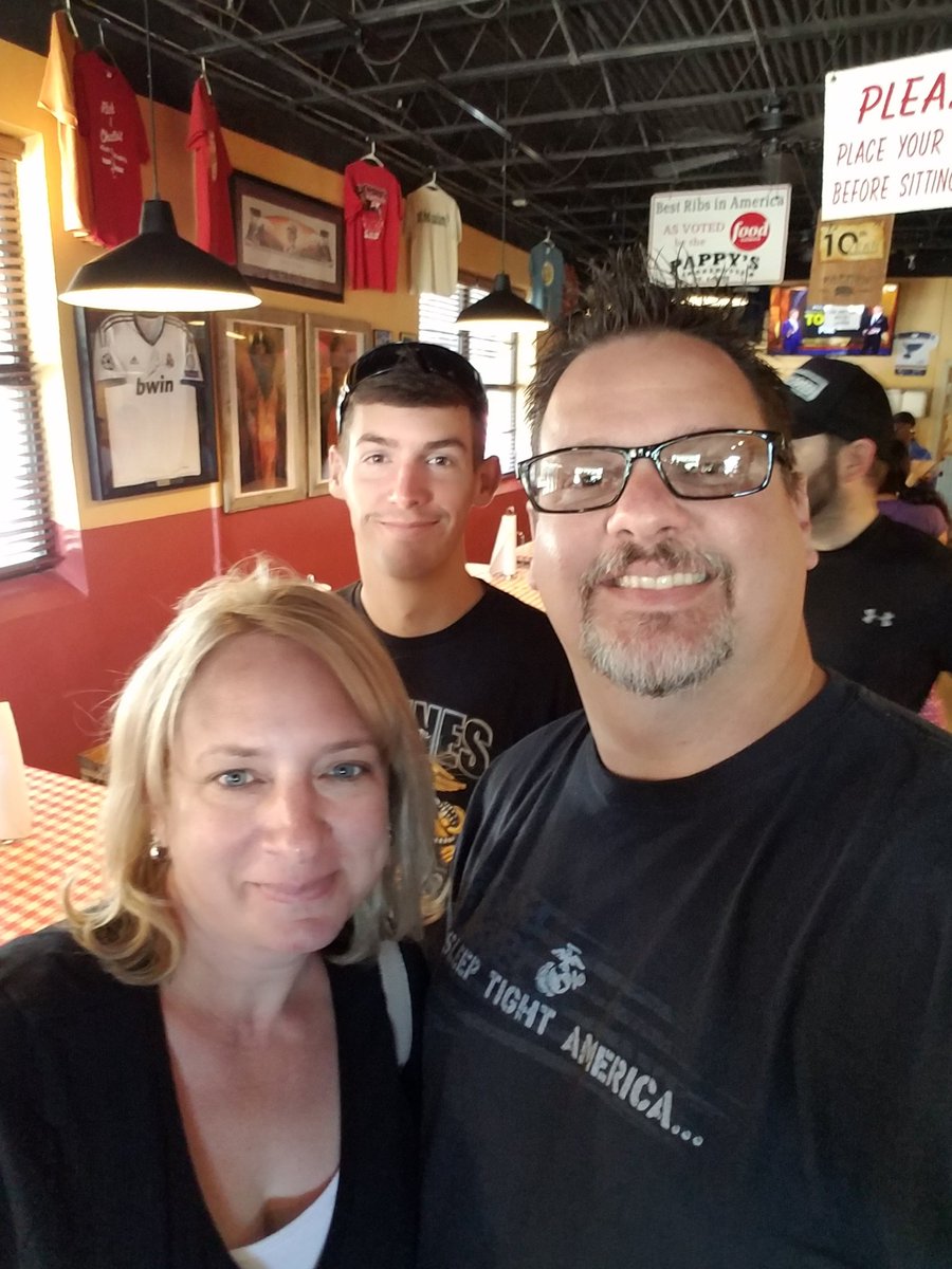 tpappyrat's tweet photo. In line for some tasty grub! https://t.co/riCiVm8C28