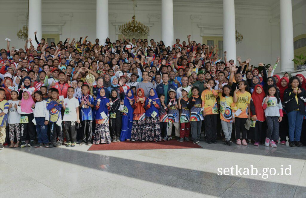 setkabgoid's tweet photo. Presiden @jokowi bersilaturahmi dengan atlet panahan dari berbagai komunitas panahan dan peserta 2nd Bogor Open Archery, di halaman belakang Istana Kepresidenan Bogor, Jawa Barat (Jabar), Sabtu (7/7) sore. https://t.co/vzP6AVuimI