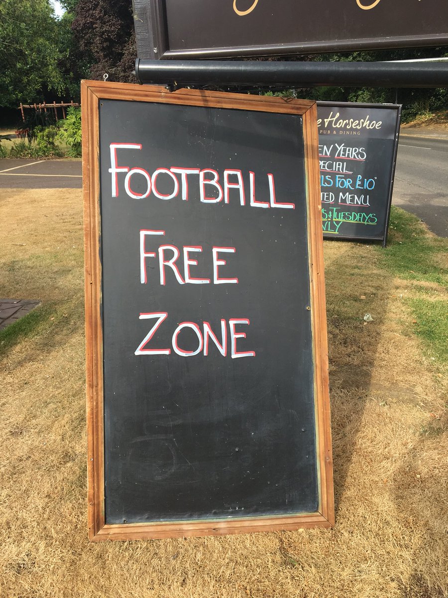 Chelskiiii's tweet photo. When you go to a pub and see this 🙌🏻 https://t.co/tJebyUNDl4