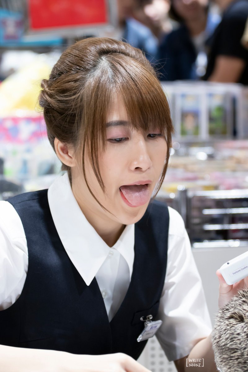 Writenoonz's tweet photo. meme ---

#janchan #janchanbywritenoonz  
#janchanatisetan #isetantanabata #isetanbkk https://t.co/Jwb5MRHhfc