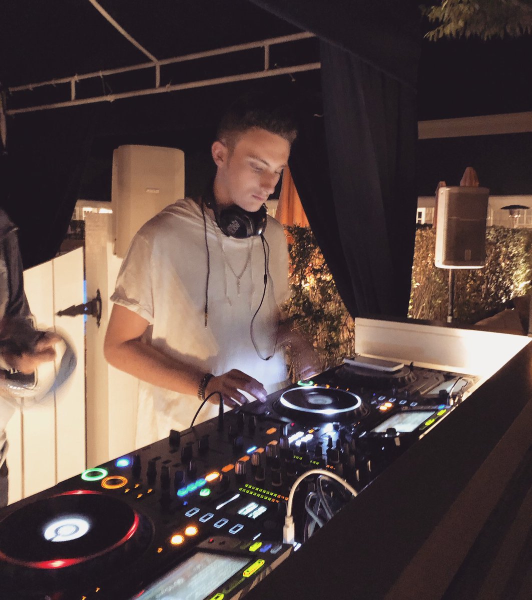 Had an awesome time throwing down last night with my buds @LiquidTodd and @DiscoKillerz (may not look like it from my overly intense facial expression, but I swear, lol).
Tonight we’re heading over to the Memory in Montauk for another round of some feel good house. See you there!