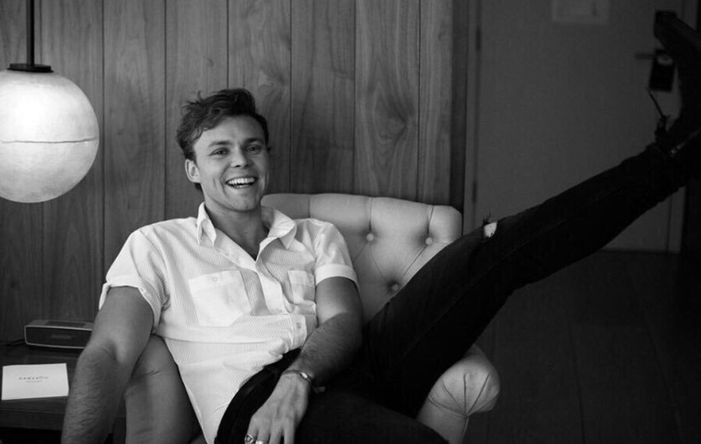 neonmoonlightx's tweet photo. Happy birthday to one of my favorite humans! @Ashton5SOS thank you for always inspiring me with your music, your passion, and your positivity. You deserve the world and I hope you have the best day! ❤️☺️ #HappyBirthdayAshton https://t.co/gbHtt3IUeL