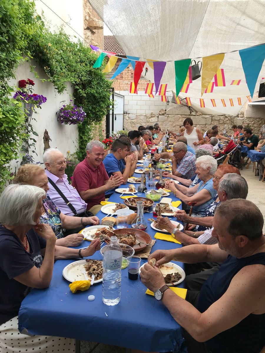 ADuero's tweet photo. Más de setenta «catalas» nos hemos juntado en la que fue la casa de los abuelos, en #Adrada , para celebrar que seguimos vivos. https://t.co/tzOR0DbI5A