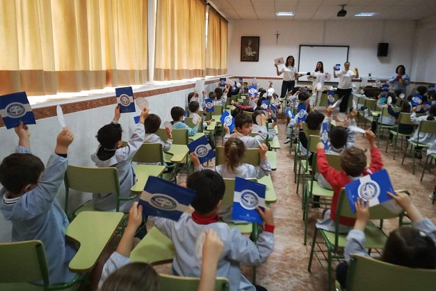 IndeGranada's tweet photo. El Colegio de Enfermería de Granada hace campaña en colegios para que no se fume en el coche #CocheSinHumo  https://t.co/NPTqdEXm8g https://t.co/4uvLl1HYjy