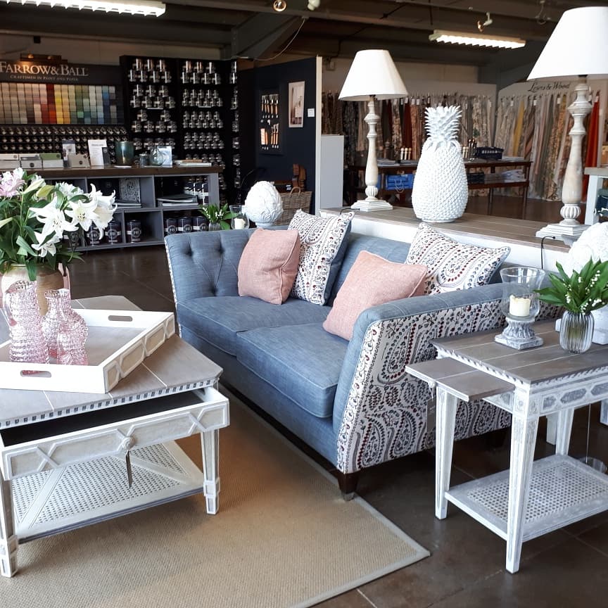 Great summer scene in our #Herefordshire showroom featuring our Leighton sofa and our exclusive Cote D'azur collection (coffee table and side table featured here)

#farrowandballstockist #InteriorDesign #bespokeupholstery