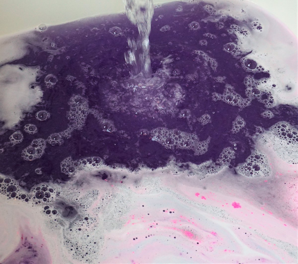 Janet_Wynter's tweet photo. #WorldChocolateDay treat yourself to some zero calorie #chocolate w/ #handmade chocolate lavender #bathbombs π«https://t.co/6O9W8OYV3Y #SaturdayMorning #bath #bathtimes #giftideas https://t.co/6wWalxzotd