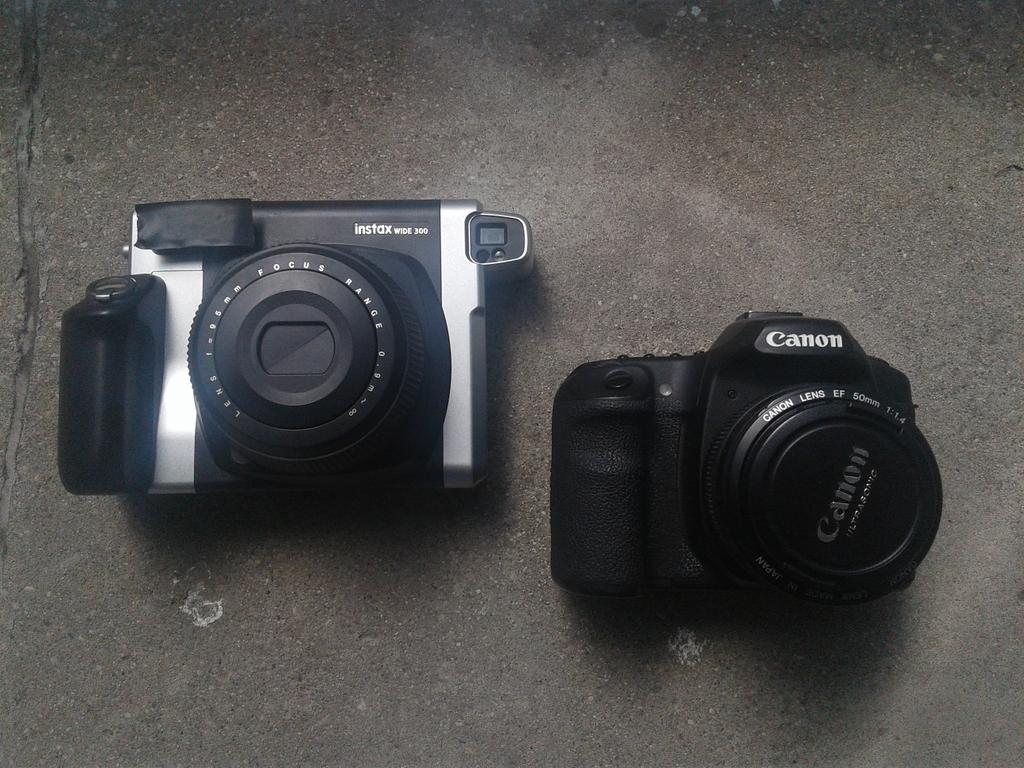 ArdeanPeters's tweet photo. First set of #strangerportraits done! These are the tools used: #fujiinstaxwide and #canon50D #canon50mm And can I just say, it was AWESOME!!! I'll share photos here soon and to everyone who stopped and allowed me to take their photo THANK YOU SO MUCH!!!!!!! πππ https://t.co/hwzusNZdFI