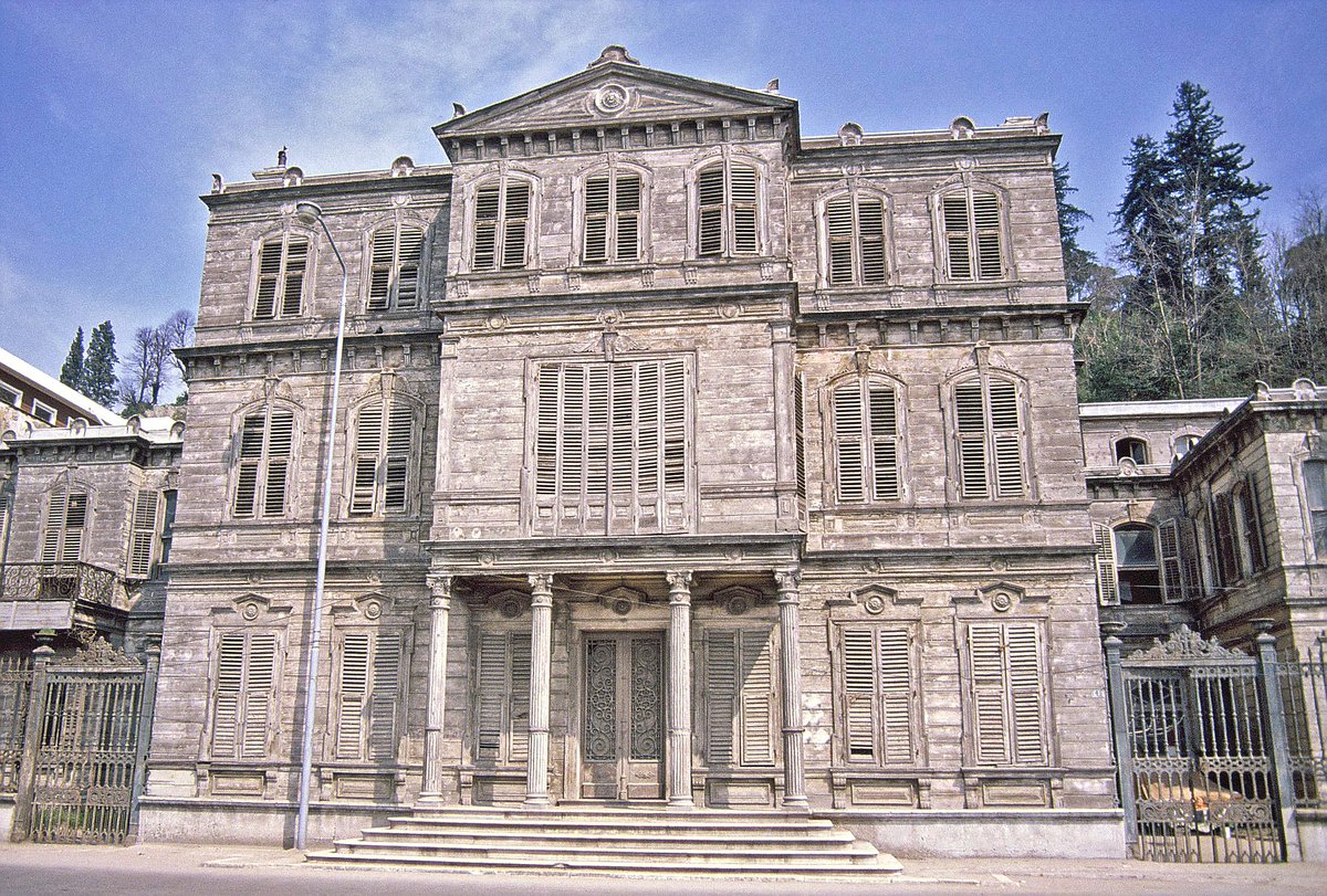 Abraham Paşa Yalısının Nostaljik bir fotoğrafı. Yıl 1981-82,  Ne araba ne otöbüs ne de insan geçiyordu yoldan, rahat rahat tüm yapıyı çekebiliyordum. Şimdi trafik yoğunluğundan bu kareyi acaba çekebilir miydim?