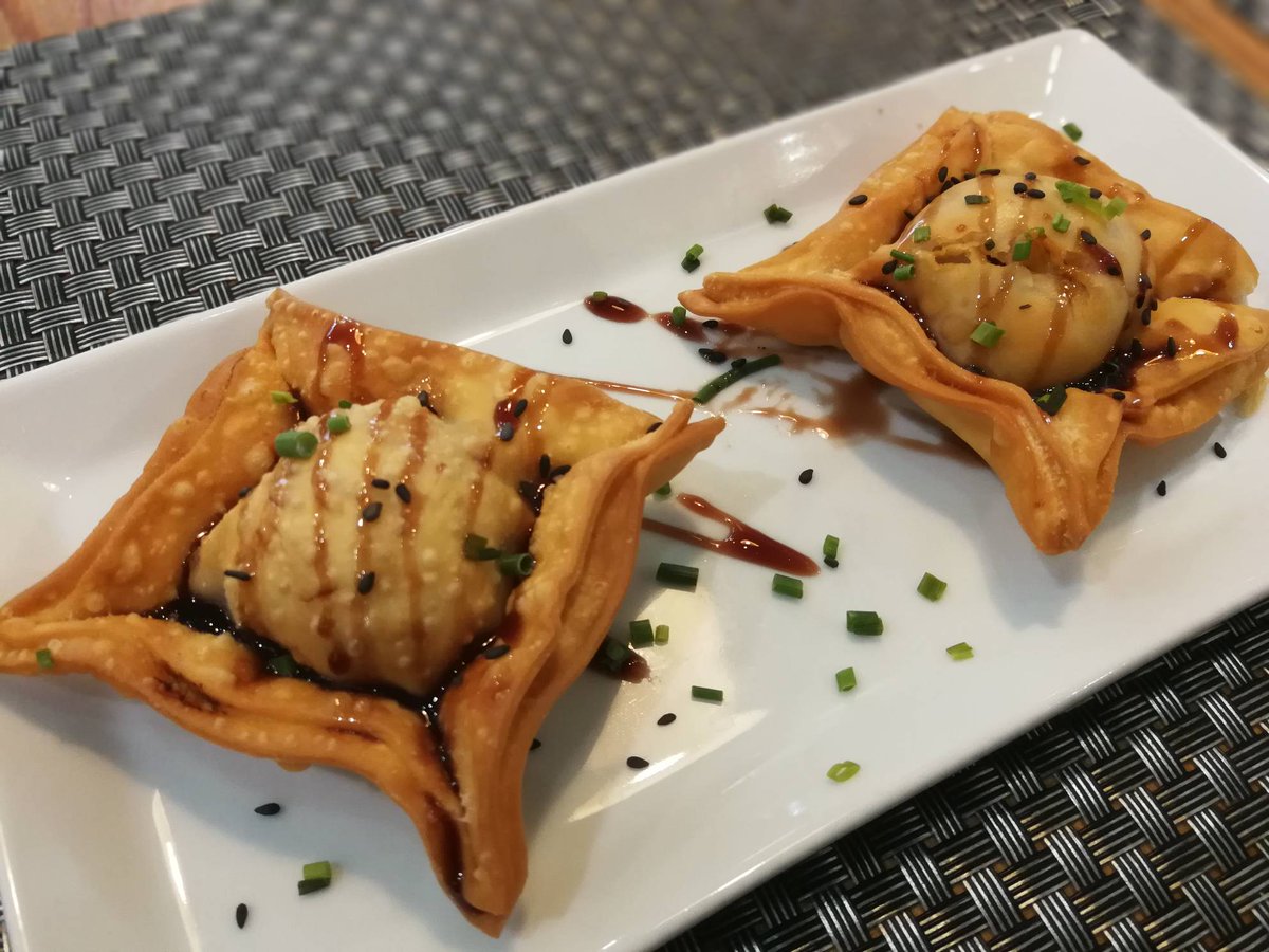 MamarachaVlc's tweet photo. "Pastelitos de rabo de toro", Mmmm, delicioso es poco😋...y cenando con un buen #vino en nuestra terraza es increíble. Los esperamos en @MamarachaVlc @FoodiesValencia @guatduvalencia @love_valencia @salirenvalencia @TapasValencia https://t.co/o5ChNrUlQD