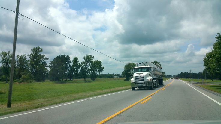 Just Pinned to Awesome Trucks: @macktrucks 18 wheeler chicken feed truck in Dekalb County #alabama #trucker #trucking #roadlife #mack 75 highway ift.tt/2lYOYMM