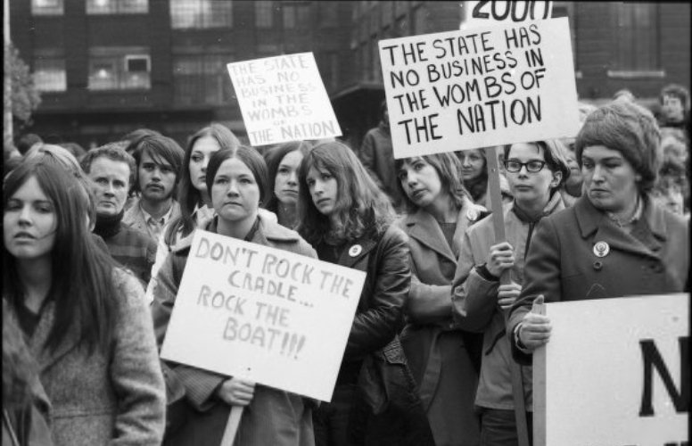 AndreaEidinger's tweet photo. This week on Unwritten Histories, Shannon Stettner unpacks the meaning of protest with a look at the 1970 Abortion Caravan! https://t.co/Q9TOIZQ1IA #twitterstorians #cdnhist #cdnhistory #cdnpoli #civility #protesthistory #wmnhist #abortioncaravan https://t.co/8vtpW6BKtk