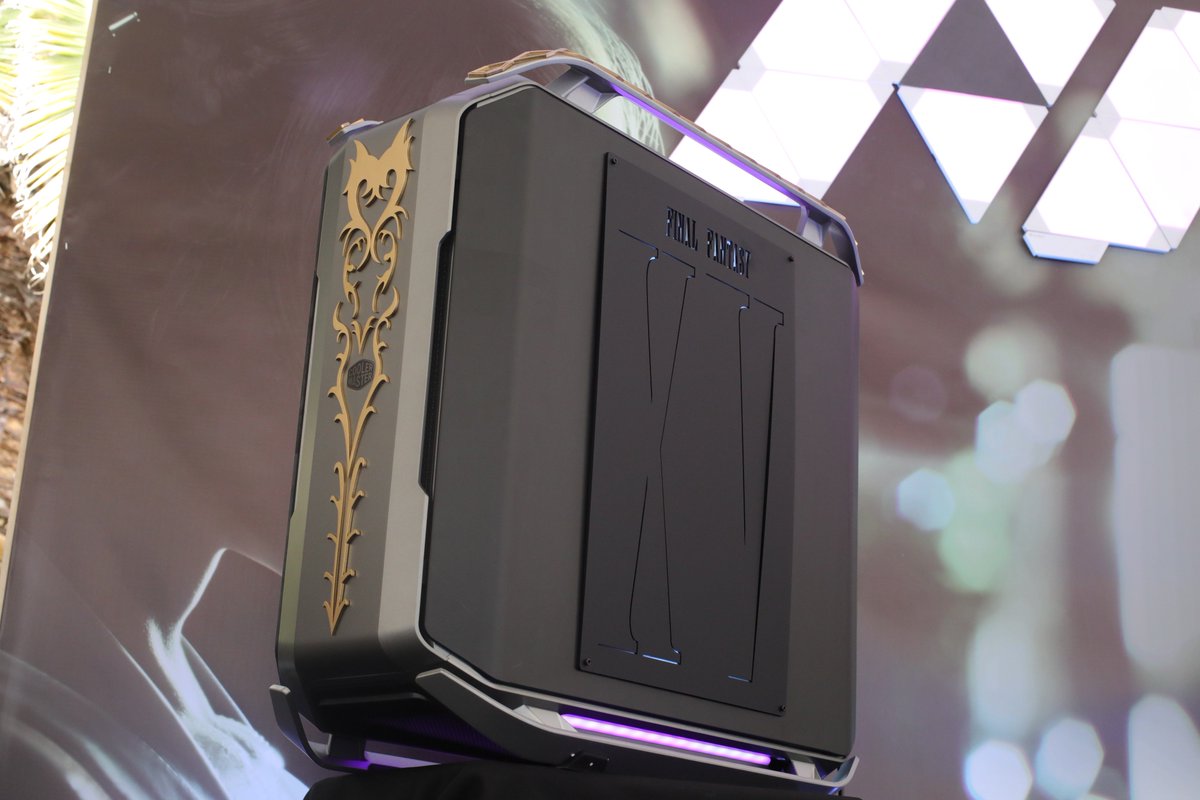 CoolerMasterEXP's tweet photo. What you ya'll think of our C700P FFXV mod?
She's a beauty am I right?🖤 #AX2018 #coolermaster #ffxv #c700p #casemod #gameready https://t.co/5Y2nNVVnUn