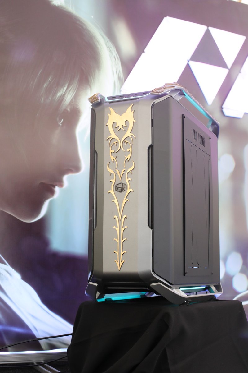 CoolerMasterEXP's tweet photo. What you ya'll think of our C700P FFXV mod?
She's a beauty am I right?🖤 #AX2018 #coolermaster #ffxv #c700p #casemod #gameready https://t.co/5Y2nNVVnUn