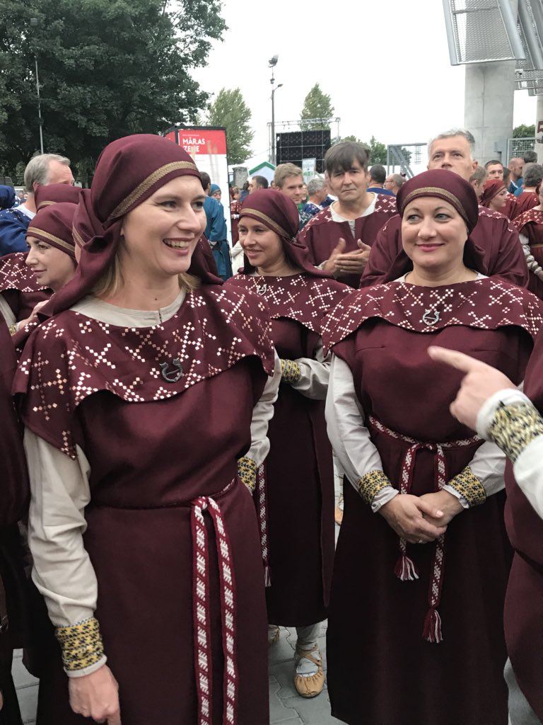 Gatavošanās deju lieluzvedumam Māras Zeme. Spēcīgi un patiesi nacionāli - bagātīgs uzvedums.
#dziesmusvetki2018