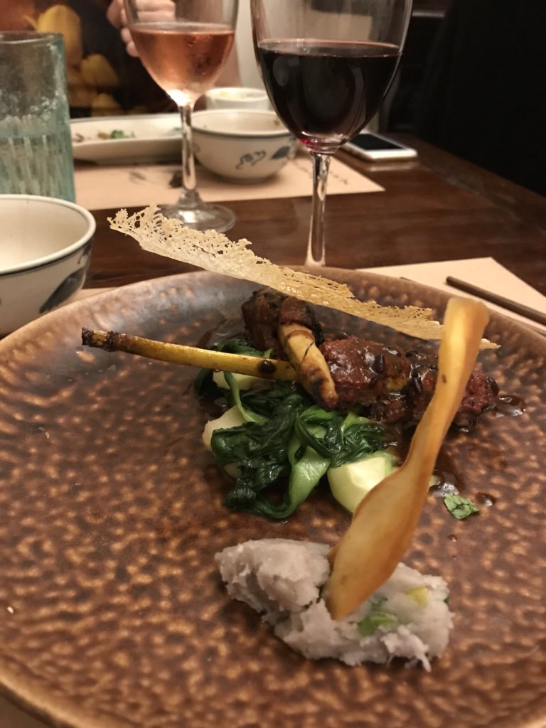 EPVN_EPVN's tweet photo. Magnifique gala à #Hanoï ce soir défilé de #mode : créations contemporaines et travaillées. #peintures et #laques ! Délicieux dessert avec #chocolat @MarouChocolate et plats de #DidierCorlou #timbres des 45 ans des accords de paix #france #vietnam @EPVN_EPVN https://t.co/faRIhuuHCR