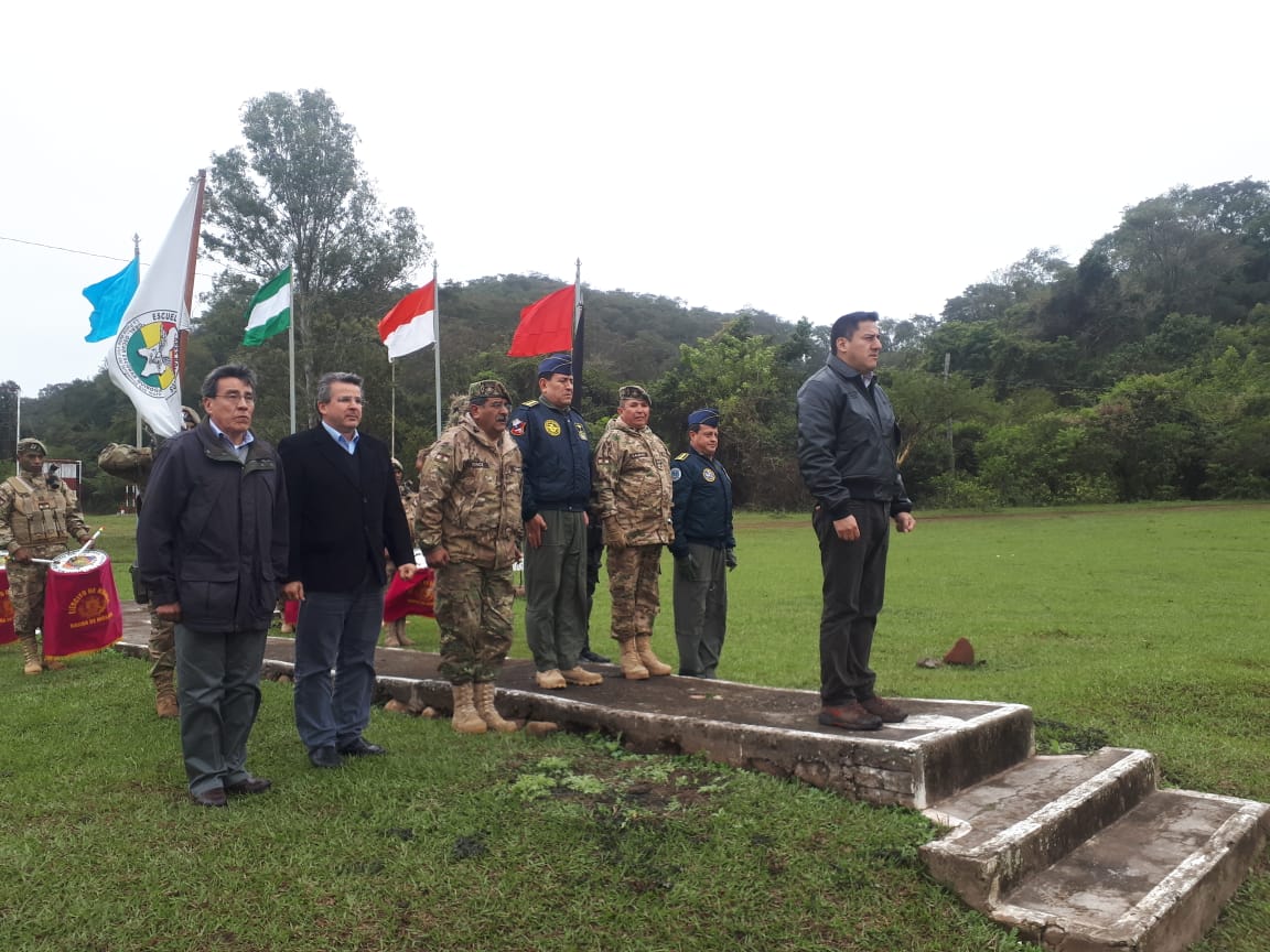 mindefbolivia's tweet photo. 📸 #Hoy / Ministro @JavierZavaletaL presidió acto de clausura del curso 'Satinador' XXXVII para Oficiales Voluntarios #Sanandita, #Tarija https://t.co/l081nwrJP2