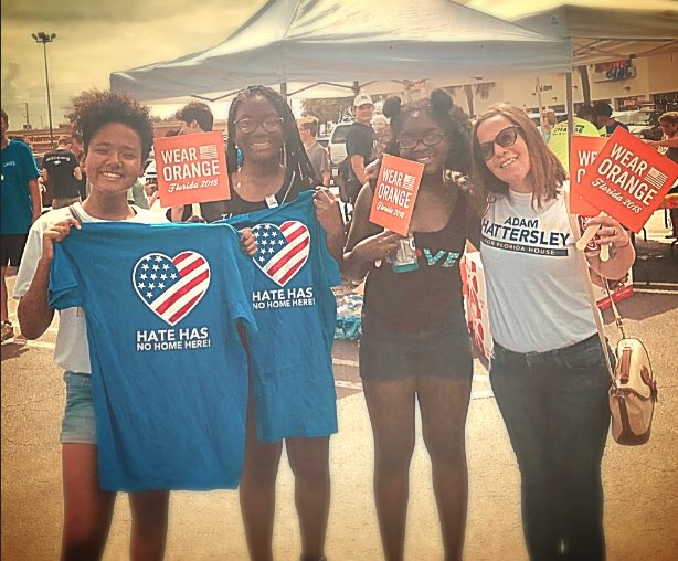 FLBlueWave's tweet image. 💙Please Note:
@AMarch4OurLives does not endorse any political candidates. 💙

Made new @HateHasNoHome friends at the @AMarch4OurLives #roadtochange voter event yesterday.

  @FLBlueWave @ACLUFL @NAACP @youngdreamers @MomsDemand @IndivisibleTeam @peoplepower @Adam4Florida