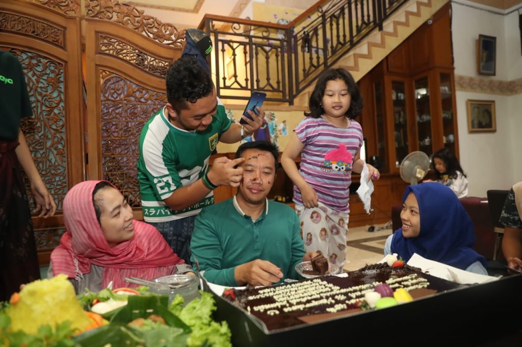 imam_nahrawi's tweet photo. Terima kasih kepada Allah SWT atas ucapan dan kejutan yang luar biasa dari keluarga. Doa yang mengalir di bertambahnya usia saya yang ke-45, menjadikan kita istimewa dan spesial hari ini. -IN https://t.co/O59noL2eXr