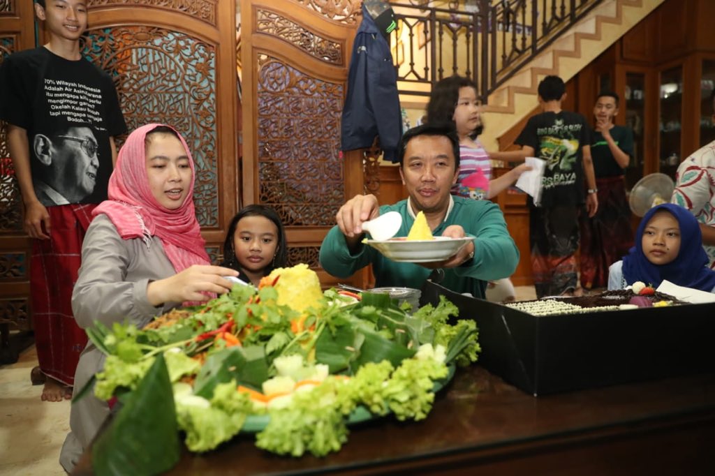 imam_nahrawi's tweet photo. Terima kasih kepada Allah SWT atas ucapan dan kejutan yang luar biasa dari keluarga. Doa yang mengalir di bertambahnya usia saya yang ke-45, menjadikan kita istimewa dan spesial hari ini. -IN https://t.co/O59noL2eXr