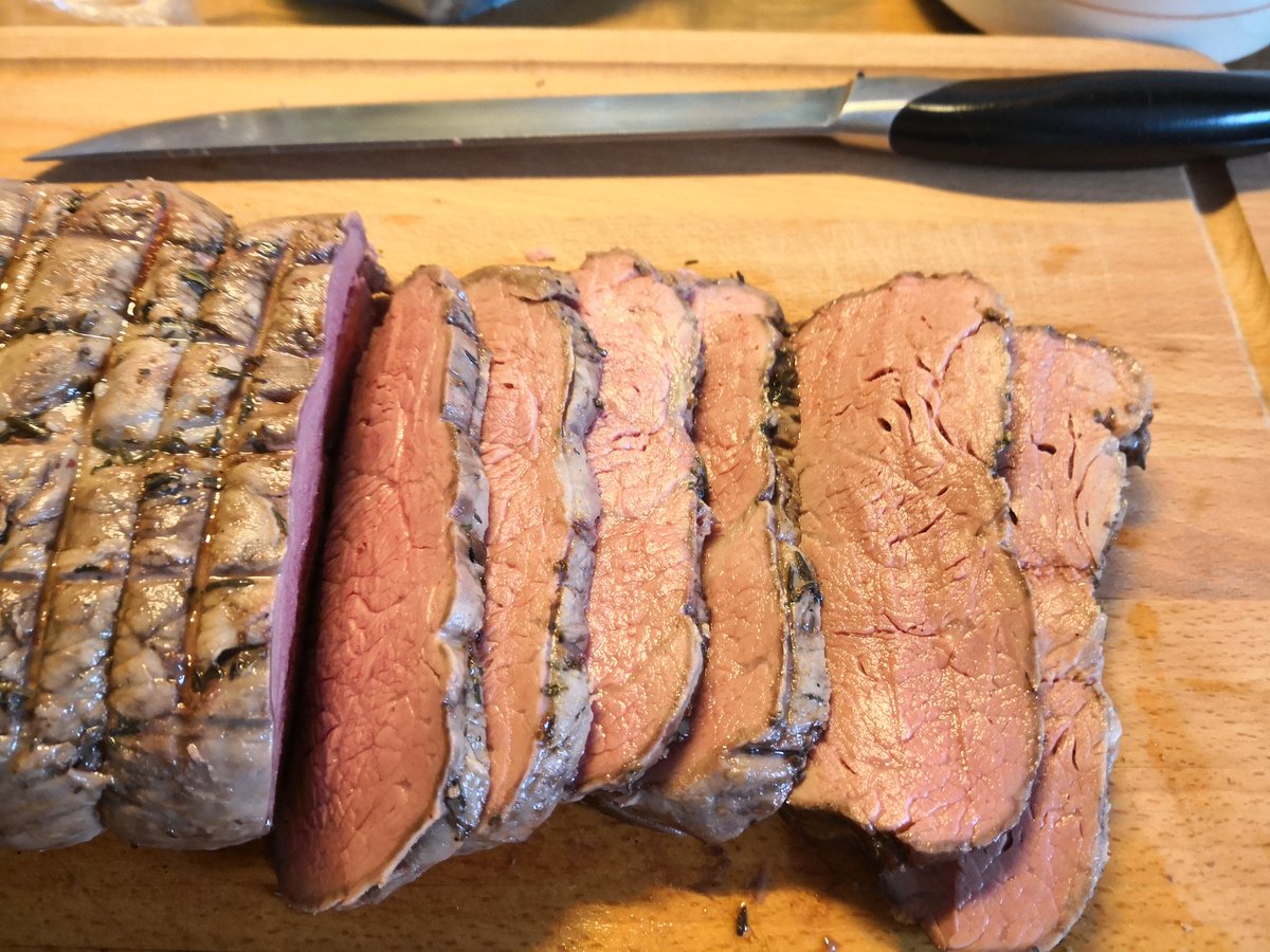 Sir0nie's tweet image. Heilige #Grilldreifaltigkeit. Leider nur Bild Material vom #Roastbeef, und #pulled_pork. Bissel was gegen den Hunger.