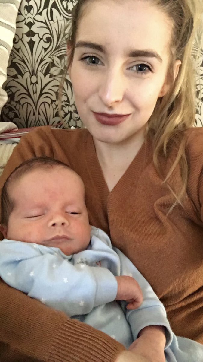 xoChloe's tweet photo. How the fuck are these 3 pictures taken over 2 weeks?? My lifesaver💞 #fuckcancer #mumswithcancer https://t.co/NdMbzvjlMn