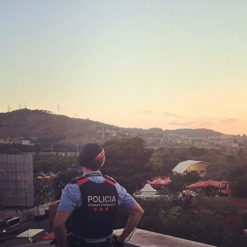 mossos's tweet photo. Kiss, Scorpions, Megadeth... i els Mossos d'Esquadra. Nosaltres som uns "rockers" de la seguretat i vetllem perquè gaudiu del @bcnrockfest #rockfest2018 https://t.co/7P8AzUThUX