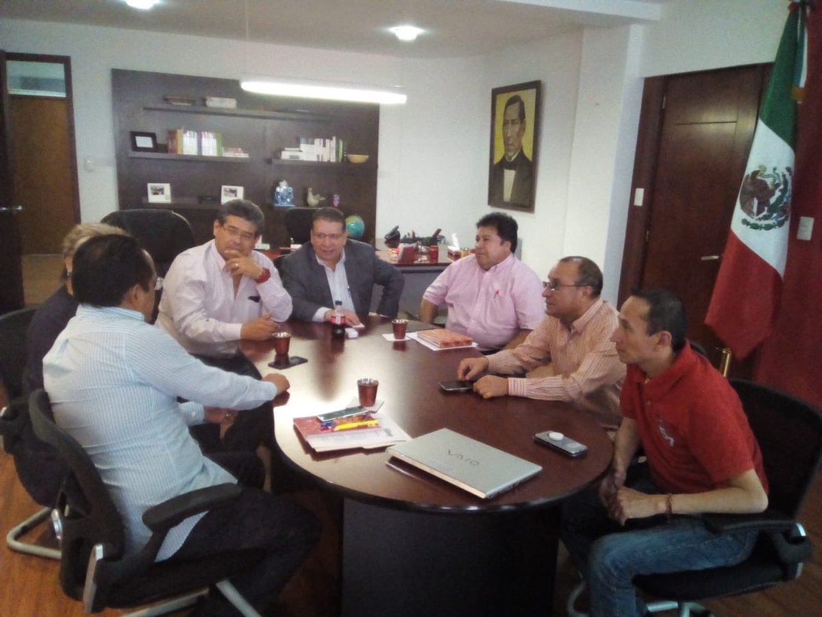 Javier_CasiqueZ's tweet photo. En una reunión de trabajo en el @PRIdePuebla analizando con objetividad los resultados obtenidos, para preparar los trabajos futuros #RenovarConUnidad https://t.co/ZCdKv273QR